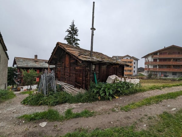 Stall-Scheune in der Dorfzone von Grächen 1
