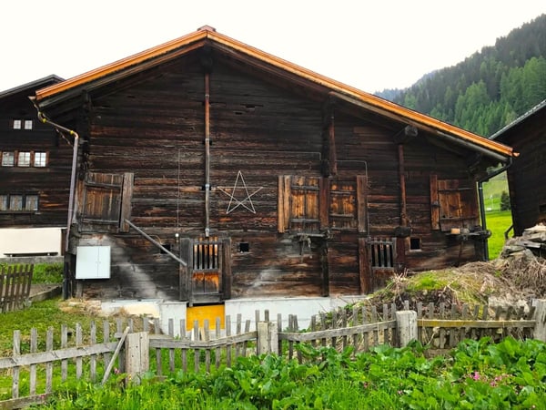 Stall zum Umbau in idyllischer Lage im Goms 2