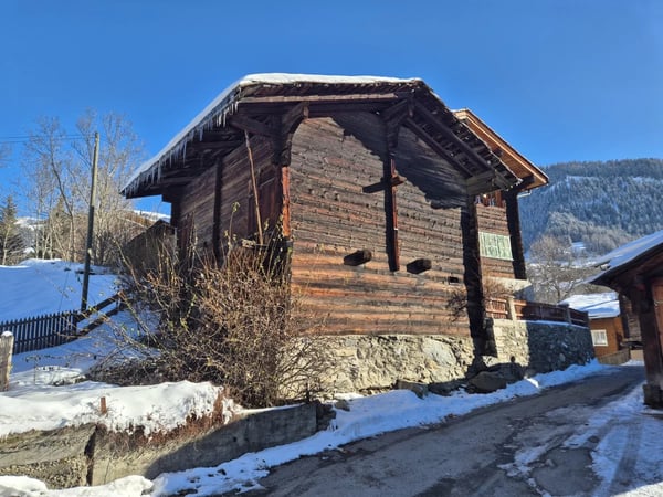 Stadel im typischen Walliserstil inmitten von Fiesch 1