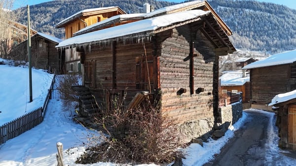 Stadel im typischen Walliserstil inmitten von Fiesch 3