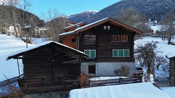 Stadel im typischen Walliserstil inmitten von Fiesch 7
