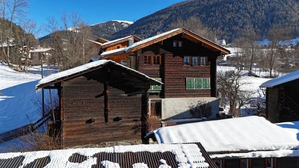 Stadel im typischen Walliserstil inmitten von Fiesch 2