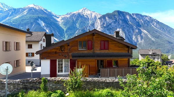 Einfamilienhaus an sonniger Lage und atemberaubender Weitsicht in Leuk 2