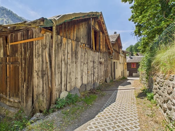 Altbauwohnung mit Nebengebäuden und Parkplätzen 11