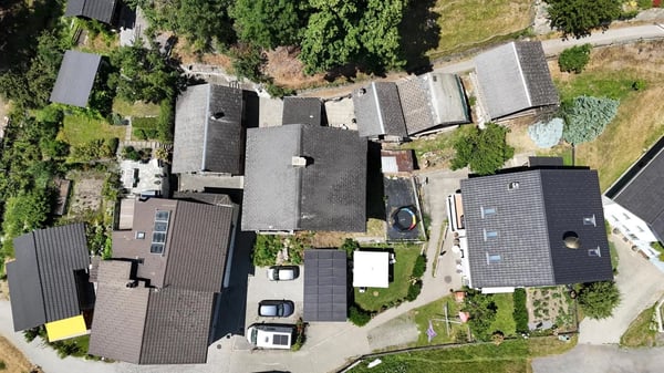 Altbauwohnung mit Nebengebäuden und Parkplätzen 13