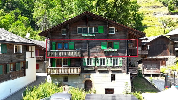 Altbauwohnung mit Nebengebäuden und Parkplätzen 14