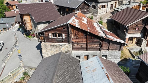 Altertümlicher Baukomplex im Dorfkern von Bratsch 3