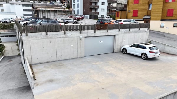 Premium-Parking im Dorfzentrum von Grächen 5