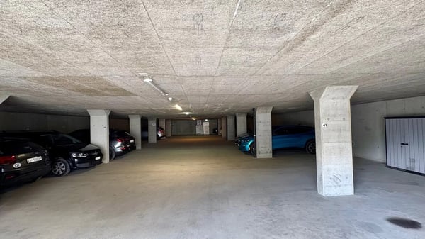 Premium-Parking im Dorfzentrum von Grächen 8