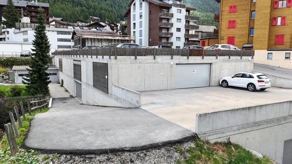 Premium-Parking im Dorfzentrum von Grächen 4