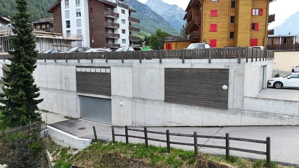 Premium-Parking im Dorfzentrum von Grächen 3