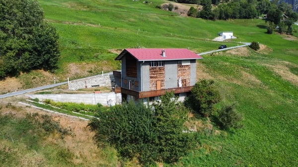 Grosszügiges Ökonomiegebäude im Safrandorf Mund 1