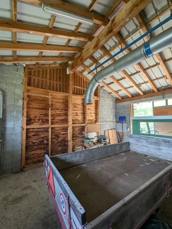 Grosszügiges Ökonomiegebäude im Safrandorf Mund 6