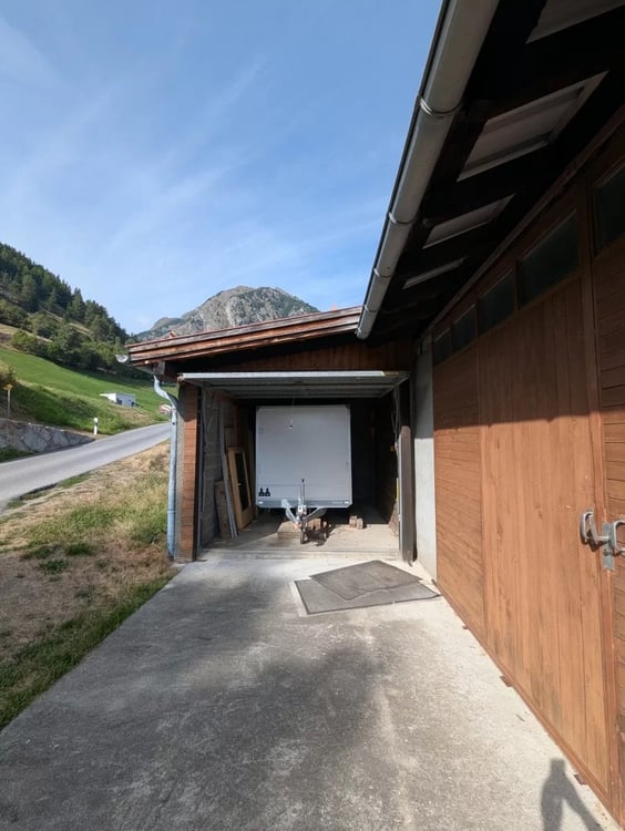 Grosszügiges Ökonomiegebäude im Safrandorf Mund 7