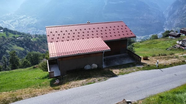 Grosszügiges Ökonomiegebäude im Safrandorf Mund 11
