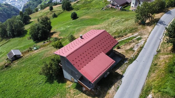 Grosszügiges Ökonomiegebäude im Safrandorf Mund 12