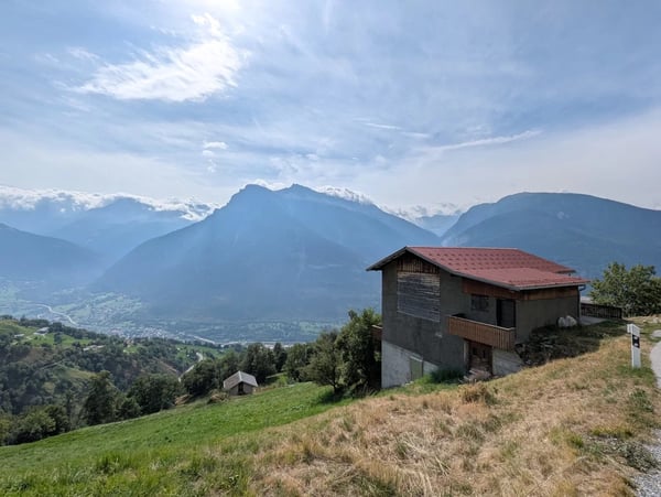Grosszügiges Ökonomiegebäude im Safrandorf Mund 9