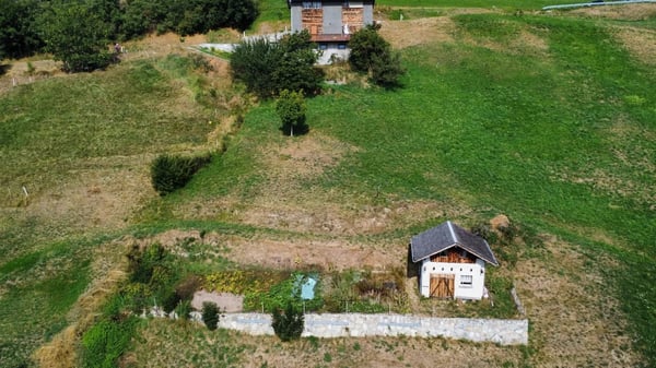 Grosszügiges Ökonomiegebäude im Safrandorf Mund 10