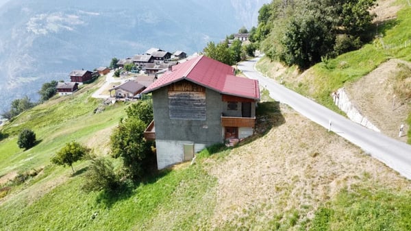Grosszügiges Ökonomiegebäude im Safrandorf Mund 2