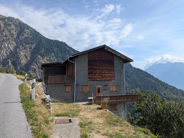 Grosszügiges Ökonomiegebäude im Safrandorf Mund 8