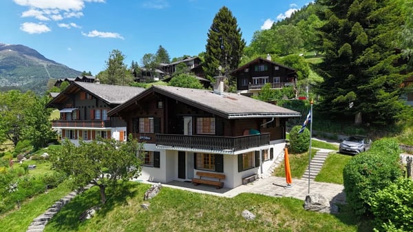 Exklusives Chalet an sonniger Aussichtslage in Ernen 1