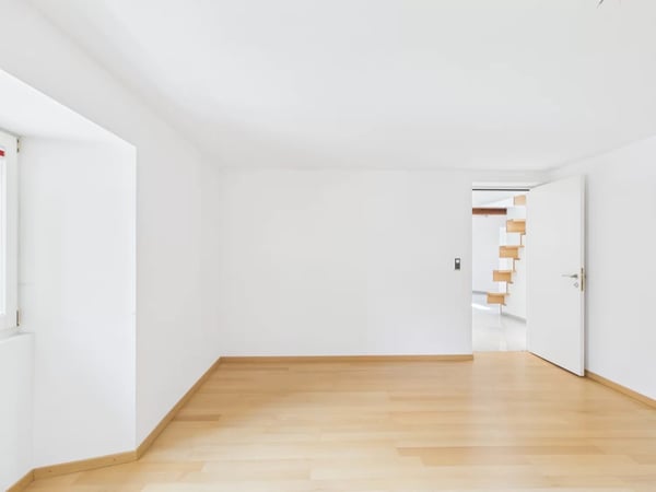 Stilvolle Duplexwohnung mit Galerie im Herzen von Glis 9