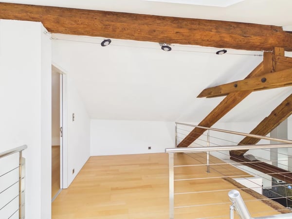 Stilvolle Duplexwohnung mit Galerie im Herzen von Glis 17