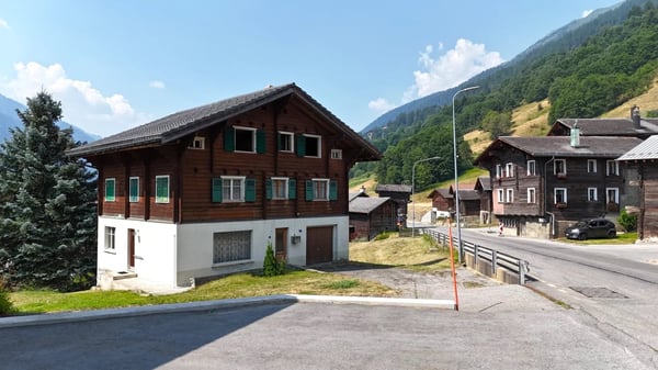 Charmantes Zweifamilienhaus an sonniger Lage im Goms 2