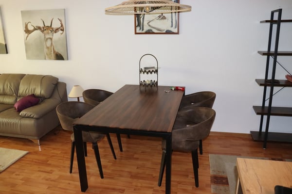 Stilvolle 2.5-Zimmer-Wohnung mit Balkon & 2 Einstellhallenplätzen! 3