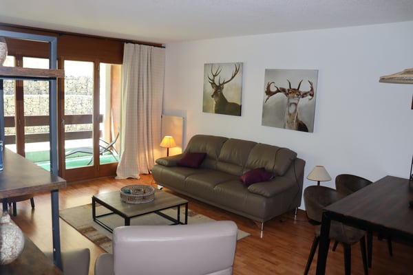Stilvolle 2.5-Zimmer-Wohnung mit Balkon & 2 Einstellhallenplätzen! 2