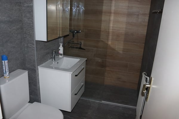 Stilvolle 2.5-Zimmer-Wohnung mit Balkon & 2 Einstellhallenplätzen! 7