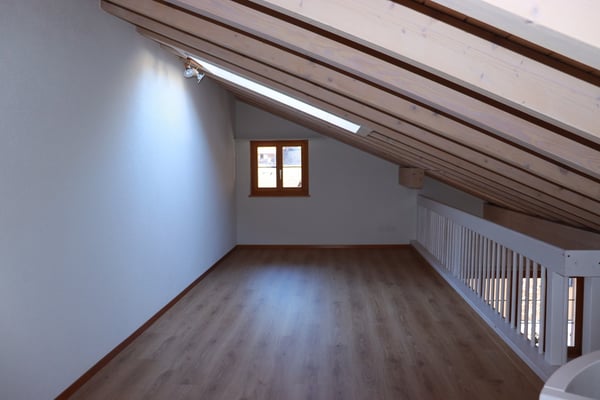 Charmante 3.5-Zimmer-Wohnung mit Galerie und Balkon in Wilderswil! 12
