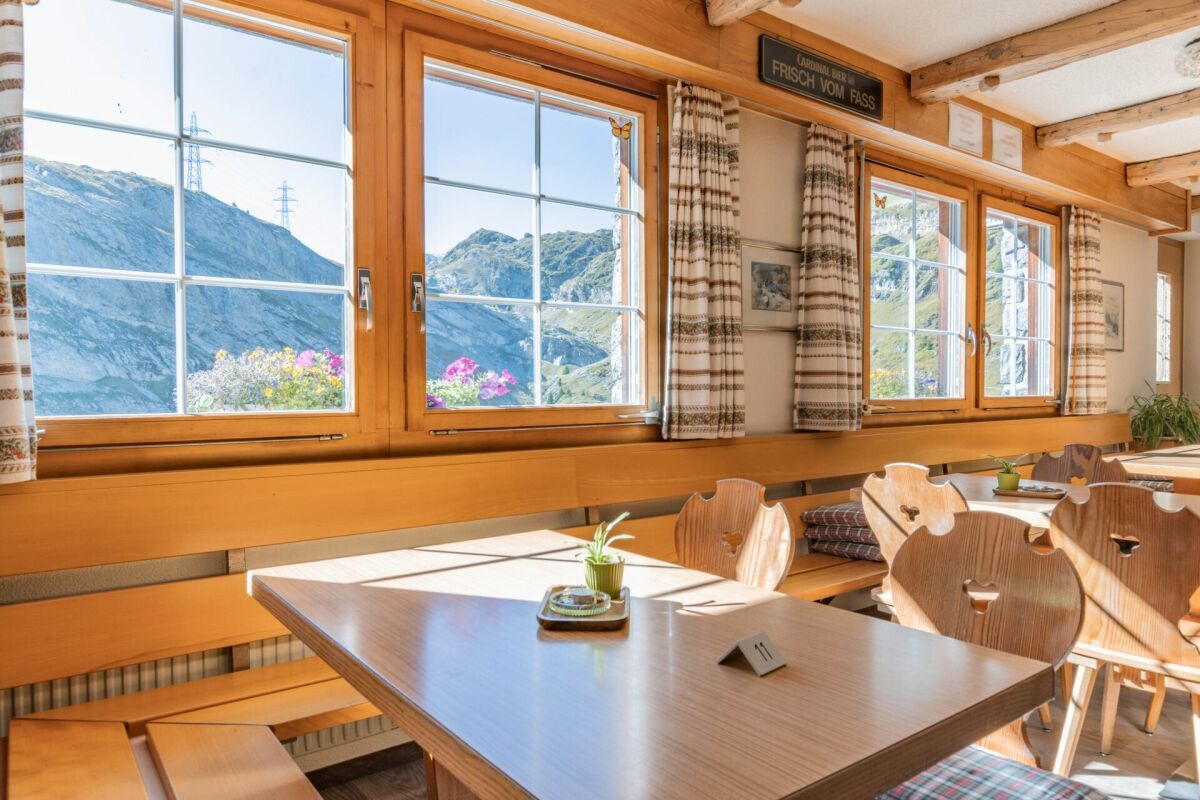 Historisches Berghotel Schwarenbach inmitten der imposanten Berner Alpen am Gemmipass