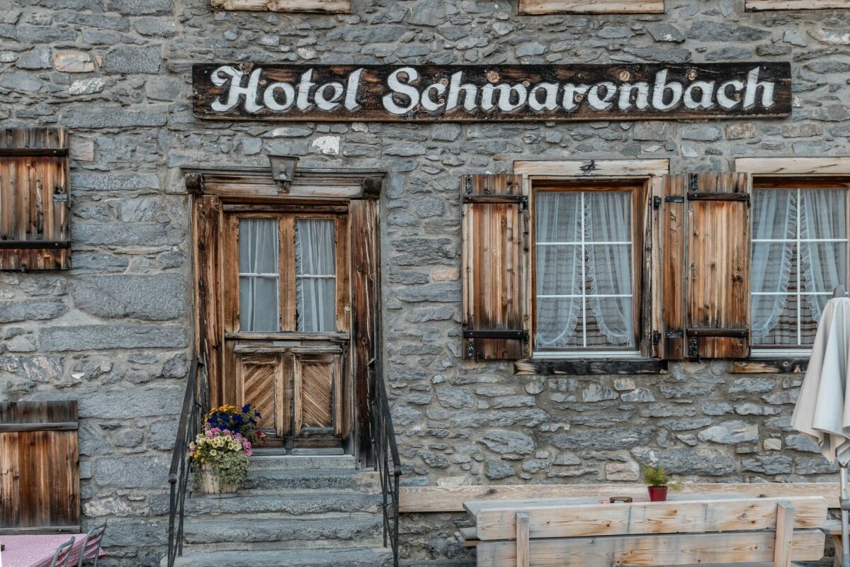 Historisches Berghotel Schwarenbach inmitten der imposanten Berner Alpen am Gemmipass