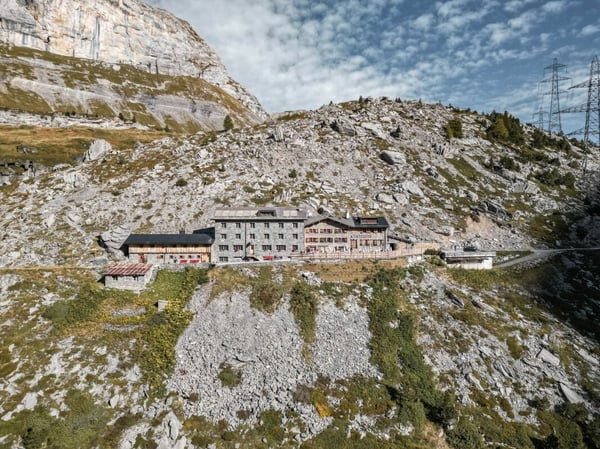 Historisches Berghotel Schwarenbach inmitten der imposanten Berner Alpen am Gemmipass 1