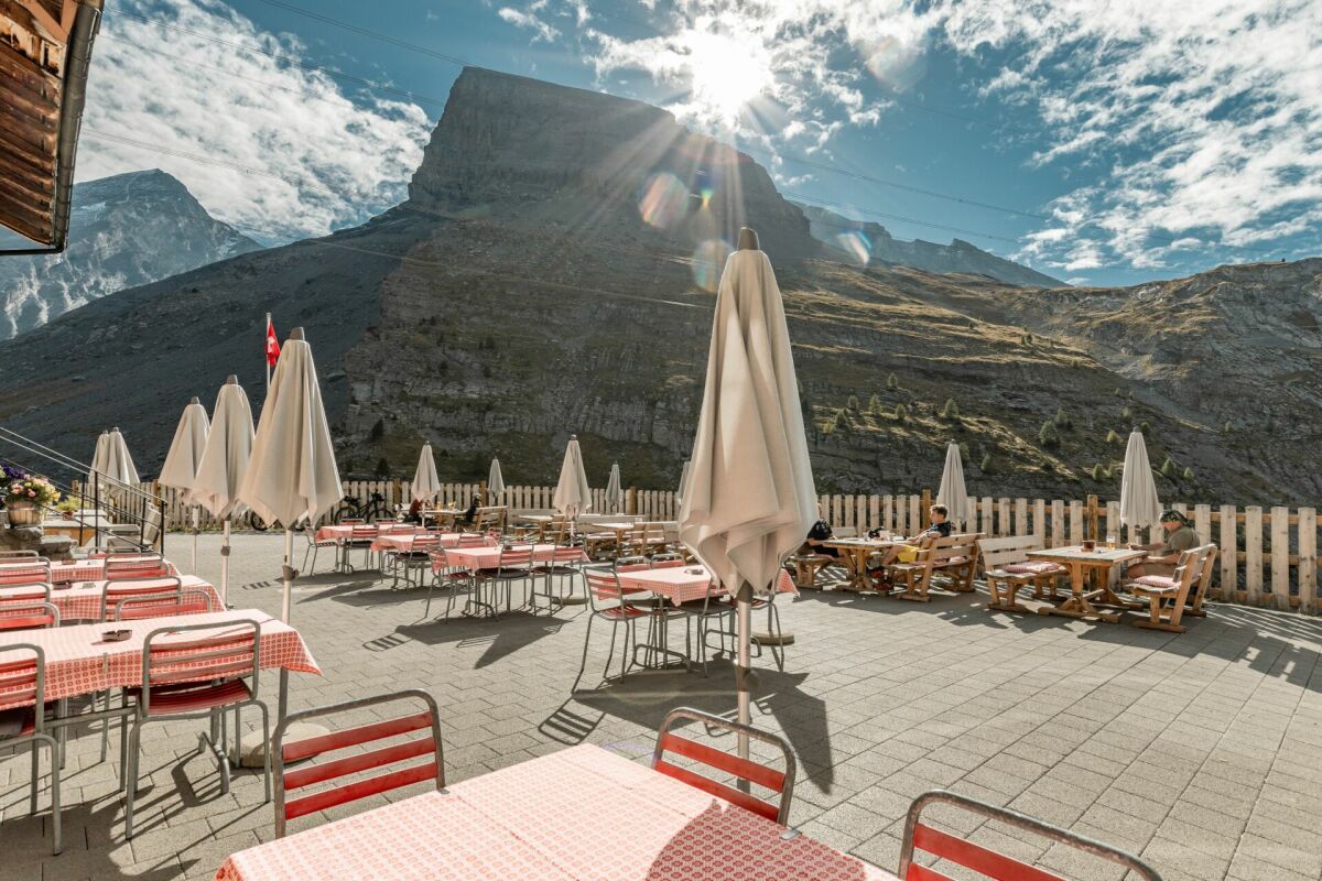 Historisches Berghotel Schwarenbach inmitten der imposanten Berner Alpen am Gemmipass