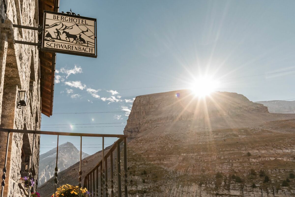 Historisches Berghotel Schwarenbach inmitten der imposanten Berner Alpen am Gemmipass