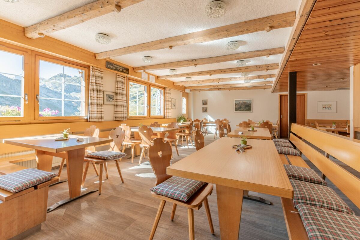 Historisches Berghotel Schwarenbach inmitten der imposanten Berner Alpen am Gemmipass