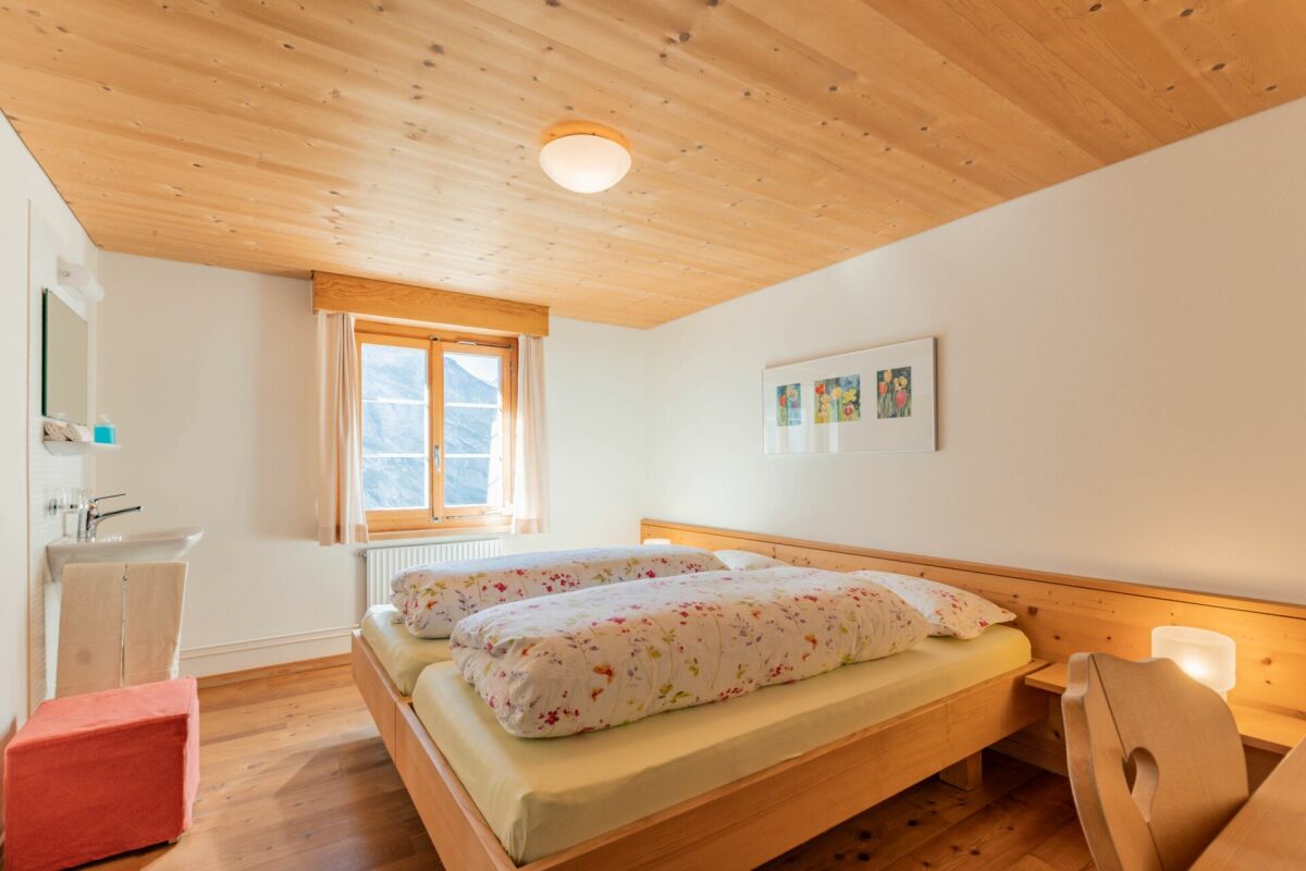 Historisches Berghotel Schwarenbach inmitten der imposanten Berner Alpen am Gemmipass