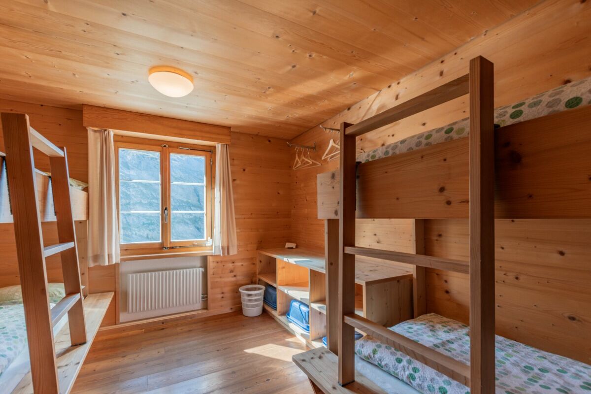 Historisches Berghotel Schwarenbach inmitten der imposanten Berner Alpen am Gemmipass