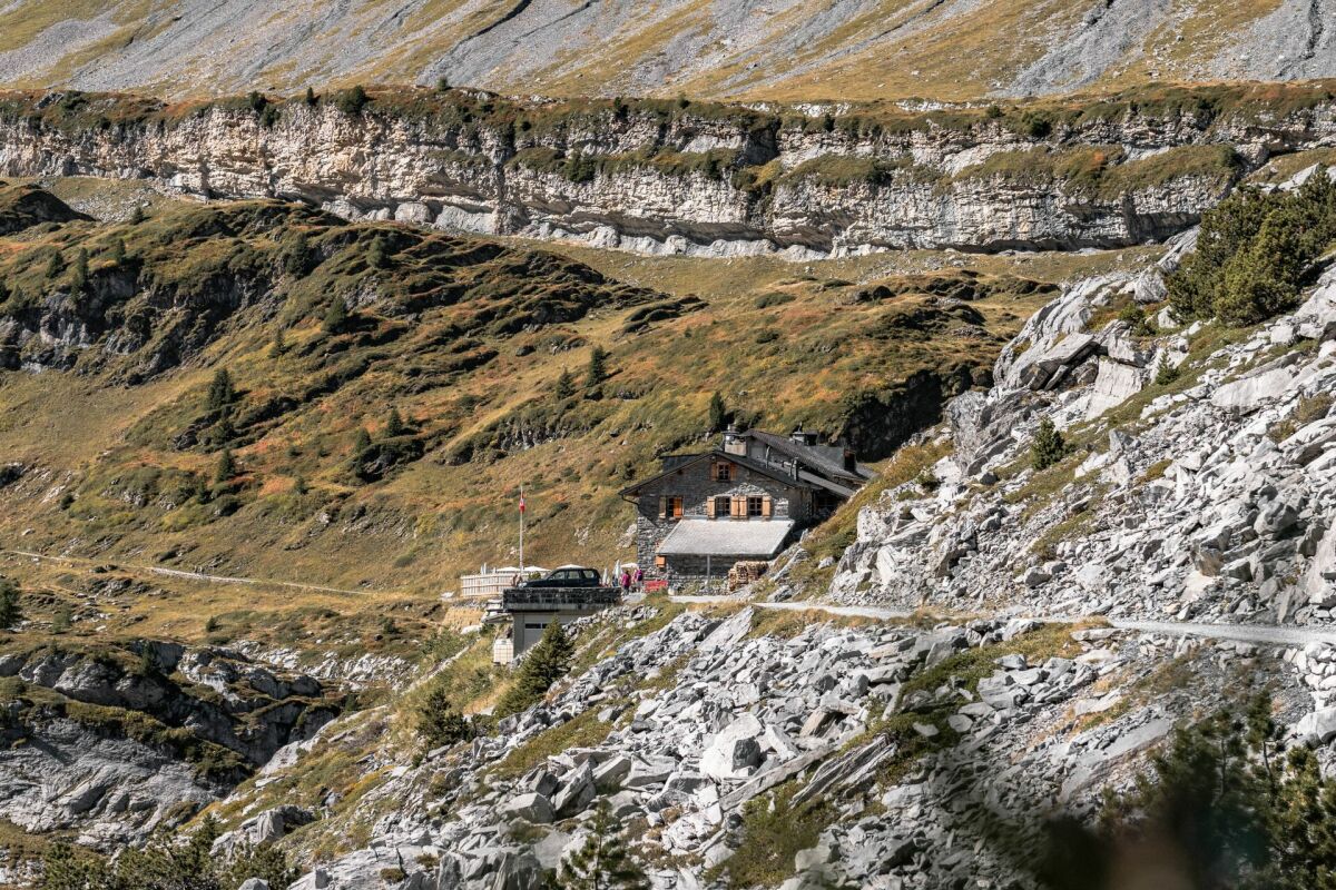 Historisches Berghotel Schwarenbach inmitten der imposanten Berner Alpen am Gemmipass