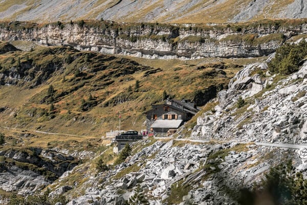 Historisches Berghotel Schwarenbach inmitten der imposanten Berner Alpen am Gemmipass 2