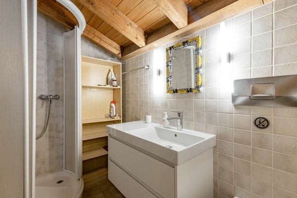 Gepflegte 1.5-Zimmer Dachwohnung am sonnigen Herrschaftsweg 19