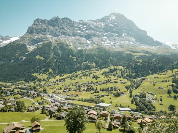 Gepflegte 1.5-Zimmer Dachwohnung am sonnigen Herrschaftsweg 20