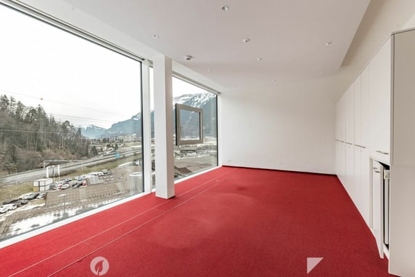 Moderne, grossflächige Büro- & Gewerbefläche in Matten 2