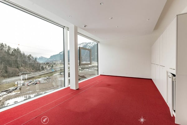 Moderne, grossflächige Büro- & Gewerbefläche in Matten 2