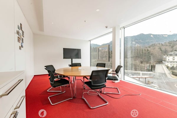 Moderne, grossflächige Büro- & Gewerbefläche in Matten