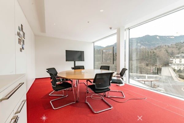 Moderne, grossflächige Büro- & Gewerbefläche in Matten 1