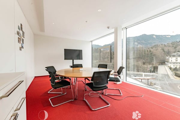 Moderne, grossflächige Büro- & Gewerbefläche in Matten 1