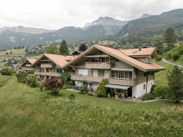 Charmante 2.5-Zimmerwohnung in der Überbauung Eiger 18